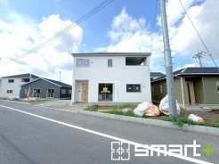 ~明るさを感じる外観~
・外壁は2トーンカラーを採用し、デザイン性に優れた見た目となっております。
・帰宅した際にホッと感じるような飽きのこない外観。ぜひ現地でご確認くださいませ。