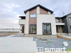 ~モダンな印象の外観~
・木目調の外壁アクセントは幅広いテイストにマッチし、住まいに温かみを与えてくれる人気のデザイン。
・見た目に重厚感が生まれ、高級感のある仕様となっております。