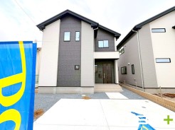 ~スタイリッシュな外観~
・2色のコントラストが美しく落ち着きあるデザインの外観となっております。
・グレーとホワイトの組み合わせが、洗練されたクールな雰囲気を醸し出しています。