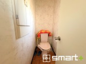 【しっとりとした壁紙と木目の床が心地よい空間】