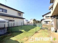 青空の下、緑豊かな空間が心地よい穏やかさを演出します