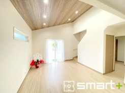 ~穏やかな陽の入るLDK~
・大きな窓のあるLDKは陽当りも良好で明るい空間となっております。
・ご家族団らんなど過ごす時間の多いLDKが明るいのは嬉しいポイントですね。
(1号棟 平屋)