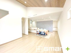 ~日当り良好のLDK~
・穏やかな陽だまりに包まれる居心地の良いLDKは、ご家族が自然と集まる憩いのスペースに。
・家事をしながらご家族との会話が楽しめる人気のカウンターキッチン。
(1号棟 平屋)