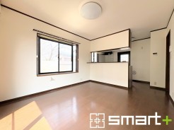 ~穏やかな陽の入るLDK~
・大きな窓のあるLDKは陽当りも良好で明るい空間となっております。
・ご家族団らんなど過ごす時間の多いLDKが明るいのは嬉しいポイントですね。