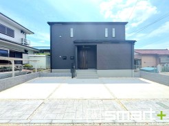 ~シックな色彩の外観を採用~
・外壁に濃い色を採用する事でモダンな印象のシックな外観となっております。
・高級感も出るので毎日家に帰るのが誇らしくなります。ぜひ現地でご確認くださいませ。
