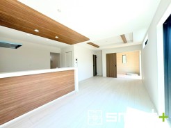 ~穏やかな陽の入るLDK~
・大きな窓のあるLDKは陽当りも良好で明るい空間となっております。
・ご家族団らんなど過ごす時間の多いLDKが明るいのは嬉しいポイントですね。
