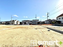 ~閑静な住宅街の立地~
・周辺は閑静な住宅街となっておりますので、静かな暮らしをご実現いただけます。
・前面道路の交通量も多くないので、小さなお子様がいるご家庭でもご安心ですね。
(1号地)