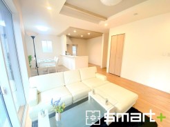 ~折り上げ天井のあるLDK~
・一部天井を高くする折り上げ天井を配する事で縦への空間が生まれ、開放感のある広々とした仕様に。
・ぜひ現地でその魅力をご体感くださいませ。