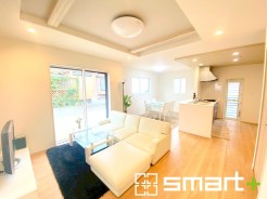 ~穏やかな陽の入るLDK~
・大きな窓のあるLDKは陽当りも良好で明るい空間となっております。
・ご家族団らんなど過ごす時間の多いLDKが明るいのは嬉しいポイントですね。