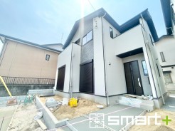 ~明るさを感じる外観~
・外壁は2トーンカラーを採用し、デザイン性に優れた見た目となっております。
・帰宅した際にホッと感じるような飽きのこない外観。ぜひ現地でご確認くださいませ。(1号棟)