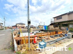 ~ベタ基礎でしっかりとした土台~
・コンクリートの中に鉄筋を配し強度を高めた「ベタ基礎」を採用。
・しっかりとした土台を造ったうえで、その上に建物が築造されていきます。