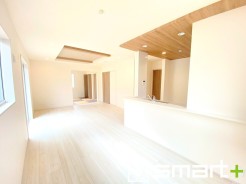 ~家族団らん明るい食卓~
・窓からたっぷりの陽光が差し込む明るいダイニング。ご家族で食卓を囲む素敵なひと時を。
・出来立てのお料理を運ぶのにも、食器の後片付けもラクラクなカウンターキッチン。