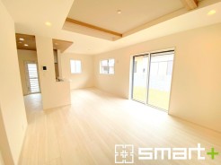 ~穏やかな陽の入るLDK~
・大きな窓のあるLDKは陽当りも良好で明るい空間となっております。
・ご家族団らんなど過ごす時間の多いLDKが明るいのは嬉しいポイントですね。