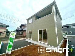 ~シックな色彩の外観を採用~
・外壁に濃い色を採用する事でモダンな印象のシックな外観となっております。
・高級感も出るので毎日家に帰るのが誇らしくなります。ぜひ現地でご確認くださいませ。