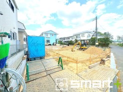 ~駐車場は2台分ご用意~
・駐車場は2台分ございますので、車通勤の方や複数台お持ちの方にもお勧めのお住まいです。
・カーポートなどのオプションもお気軽にご相談くださいませ。
(B号棟)