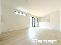 ~穏やかな陽の入るLDK~
・大きな窓のあるLDKは陽当りも良好で明るい空間となっております。
・ご家族団らんなど過ごす時間の多いLDKが明るいのは嬉しいポイントですね。