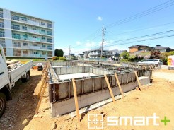 ~ベタ基礎でしっかりとした土台~
・コンクリートの中に鉄筋を配し強度を高めた「ベタ基礎」を採用。
・しっかりとした土台を造ったうえで、その上に建物が築造されていきます。