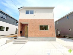 ~明るさを感じる外観~
・外壁は2トーンカラーを採用し、デザイン性に優れた見た目となっております。
・帰宅した際にホッと感じるような飽きのこない外観。ぜひ現地でご確認くださいませ。