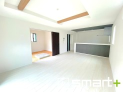 ~余裕の空間が広がるLDK~
・17帖あるLDKはご家族団らんのお時間を余裕の広さで演出してくれます。
・ご内覧の際は家具の配置などもイメージしながらご覧くださいませ。