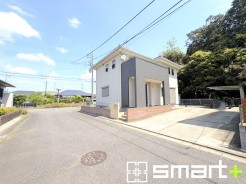~閑静な住宅街の立地~
・周辺は閑静な住宅街となっておりますので、静かな暮らしをご実現いただけます。
・前面道路の交通量も多くないので、小さなお子様がいるご家庭でもご安心ですね。