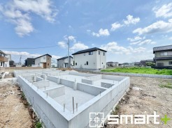 ~ベタ基礎でしっかりとした土台~
・コンクリートの中に鉄筋を配し強度を高めた「ベタ基礎」を採用。
・しっかりとした土台を造ったうえで、その上に建物が築造されていきます。
