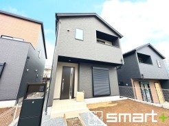 ~シックな色彩の外観を採用~
・外壁に濃い色を採用する事でモダンな印象のシックな外観となっております。
・高級感も出るので毎日家に帰るのが誇らしくなります。ぜひ現地でご確認くださいませ。