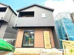 ~モダンな印象の外観~
・黒色の重厚感ある外観に木目調の素材でアクセント+柔らかさを演出。
・木の温もりを感じる木目調の外観は幅広いテイストにマッチし、住まいに温かみを与えてくれますね。