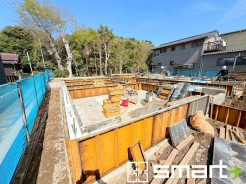 ~ベタ基礎でしっかりとした土台~
・コンクリートの中に鉄筋を配し強度を高めた「ベタ基礎」を採用。
・しっかりとした土台を造ったうえで、その上に建物が築造されていきます。