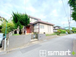 ~閑静な住宅街の立地~
・周辺は閑静な住宅街となっておりますので、静かな暮らしをご実現いただけます。
・前面道路の交通量も多くないので、小さなお子様がいるご家庭でもご安心ですね。