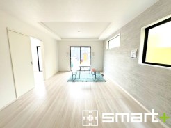 ~余裕の空間が広がるLDK~
・18.5帖あるLDKはご家族団らんのお時間を余裕の広さで演出してくれます。
・ご内覧の際は家具の配置などもイメージしながらご覧くださいませ。