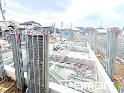 ~ベタ基礎でしっかりとした土台~
・コンクリートの中に鉄筋を配し強度を高めた「ベタ基礎」を採用。
・しっかりとした土台を造ったうえで、その上に建物が築造されていきます。