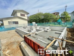 ~ベタ基礎でしっかりとした土台~
・コンクリートの中に鉄筋を配し強度を高めた「ベタ基礎」を採用。
・しっかりとした土台を造ったうえで、その上に建物が築造されていきます。