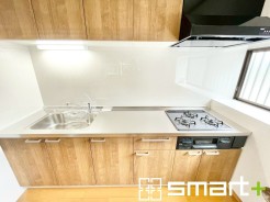 ~使い勝手の良いシステムキッチン~
・料理がしやすい設計のキッチンでお料理もはかどりますね。
・もちろんキッチン下部は収納になっておりますので、フライパンなども収納可能です。