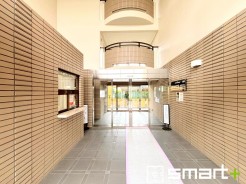 ~管理の行き届いたエントランス~
・お住まいの「顔」でもあるエントランス。管理会社の方でしっかりと管理されております。
・ぜひ現地でご体感くださいませ。