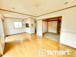 ~穏やかな陽の入るLDK~
・大きな窓のあるLDKは陽当りも良好で明るい空間となっております。
・ご家族団らんなど過ごす時間の多いLDKが明るいのは嬉しいポイントですね。
