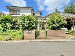~閑静な住宅街の立地~
・周辺は閑静な住宅街となっておりますので、静かな暮らしをご実現いただけます。
・前面道路の交通量も多くないので、小さなお子様がいるご家庭でもご安心ですね。