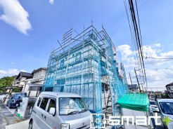 ~ベタ基礎でしっかりとした土台~
・コンクリートの中に鉄筋を配し強度を高めた「ベタ基礎」を採用。
・しっかりとした土台を造ったうえで、その上に建物が築造されていきます。