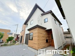 ~明るさを感じる外観~
・外壁は2トーンカラーを採用し、デザイン性に優れた見た目となっております。
・帰宅した際にホッと感じるような飽きのこない外観。ぜひ現地でご確認くださいませ。