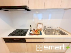 ~浄水器付きシステムキッチン~
・新品交換済みのキッチンで、毎日の家事も楽しみながらできそうですね。
・コンロは嬉しい3口。忙しい朝でも一度に調理できるので、時短になります。