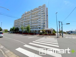 ~堂々とした大型のマンション~
・総戸数の多い大型のマンションですので、外観の迫力もあり誇りに思えるようなお住まいとなっております。
・ぜひ現地でご体感くださいませ。