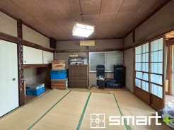 ~収納豊富な和室~
・各居室に備え付けの収納をご用意。タンスなどを置く場合と比べ出っ張らないので部屋の中を有効のご活用いただけます。
・収納の広さなどぜひ現地でご確認くださいませ。