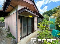 ~和風な外観の邸宅~
・シックな和風の外観のお住まい。心が落ち着く見た目となっております。
・外壁や屋根のリフォームをお考えの方もお気軽にご相談くださいませ。