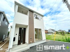 ~モダンな印象の外観~
・ホワイトカラーに木目調をアクセントとしたことで温かみのある落ち着いた印象の外観。
・幅広いテイストにマッチし、高級感を与えてくれるデザインに仕上げました。