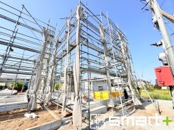 ~ベタ基礎でしっかりとした土台~
・コンクリートの中に鉄筋を配し強度を高めた「ベタ基礎」を採用。
・しっかりとした土台を造ったうえで、その上に建物が築造されていきます。