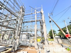 ~ベタ基礎でしっかりとした土台~
・コンクリートの中に鉄筋を配し強度を高めた「ベタ基礎」を採用。
・しっかりとした土台を造ったうえで、その上に建物が築造されていきます。(1号棟)