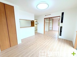 ~ナチュラルな色彩のLDK~
・自然な風合いの色味で纏められたLDKは家具のコーディネートもしやすくなっております。
・どんなインテリアにするか、考えるだけでも楽しくなりますね。
