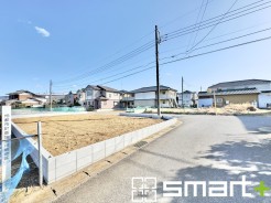 ~ベタ基礎でしっかりとした土台~
・コンクリートの中に鉄筋を配し強度を高めた「ベタ基礎」を採用。
・しっかりとした土台を造ったうえで、その上に建物が築造されていきます。(1号棟)