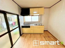 ~リビングを有効活用~
・キッチンは対面式ではなく壁側にございますので、お部屋の中の空間を有効活用できます。
・現地ではぜひ家具の配置などもイメージしながらご見学くださいませ。