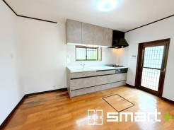 ~リビングを有効活用~
・キッチンは対面式ではなく壁側にございますので、お部屋の中の空間を有効活用できます。
・現地ではぜひ家具の配置などもイメージしながらご見学くださいませ。