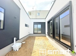 ~お庭もある余裕の敷地~
・広々した敷地にはお庭もご用意。お庭があるだけで余裕を感じますね。
・防草シートや人工芝の敷設などのオプションもお気軽にご相談くださいませ。